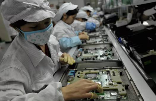 富士康“熄燈工廠”來襲 當機器學會“加班”，誰在黑暗中點亮未來？